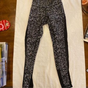 Lululemon Athletica Leggings Black and white design sz 4